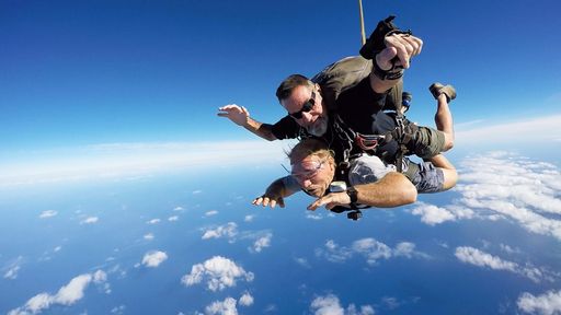 Vorschau Bild von Auswanderer-Kumpel Sascha setzt Konny Flausen in
den Kopf. Er erzählt ihm von einem Extrem-Fallschirm-Sprung aus über
6.000 Metern Höhe. Der Clou: Dort oben ist die Luft so dünn, dass
man während der ersten Minute des freien Falls die Luft anhalten
muss. Für die meisten Menschen klingt das abschreckend, aber doch
nicht für Konny Reimann. Ob das gut geht? © RTL II - Recht zum
Abdruck/Darstellung zeitlich/sachlich beschränkt auf die Bewerbung
der Sendung. "Die Reimanns - Ein außergewöhnliches Leben": Neue
Folgen ab Montag, 26. Februar 2018, um 21:15 Uhr bei RTL II Weiterer
Text über ots und www.presseportal.de/nr/6605 / Die Verwendung
dieses Bildes ist für redaktionelle Zwecke honorarfrei.
Veröffentlichung bitte unter Quellenangabe: "obs/RTL II"