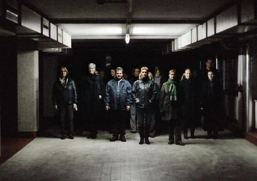 Vorschau Bild von Die ArbeiterInnen verlassen die Fabrik/Katharina Gruzei