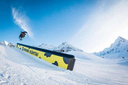  Mit der SuperPipe, der neuen FreeStyle-Area, dem
SnowCross und dem KidsPark (Beginner) wartet nur 30 Minuten von
Innsbruck entfernt ein wahres Shredmekka für Rider.
