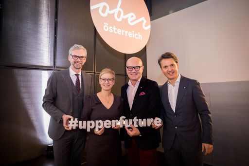 Bild vlnr: LH-Stv. Dr. Michael Strugl, Mag.a Doris
Hummer, KommRat Robert Seeber und Mag. Andreas Winkelhofer
präsentieren unter dem Motto „upperfuture“ die
Landes-Tourismusstrategie 2022 für Oberösterreich.