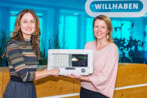 Sylvia Dellantonio, Geschäftsführerin von willhaben
und Cornelia Pecher, Head of Marktplatz bei willhaben mit dem
streamingfähigen 50er-Jahre Radio, welches am World Radio Day für
einen guten Zweck an www.wir-geben.org gespendet wird.