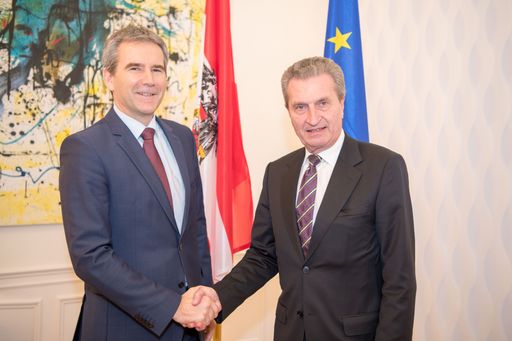 Österreichs Finanzminister Hartwig Löger (links)
traf EU-Kommissar Günther Oettinger (rechts) am Montag zu einem
Arbeitsgespräch in Wien.