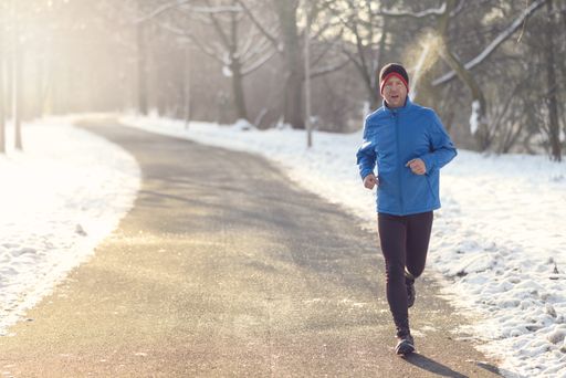 Vorschau Bild von "Der Kälte zum Trotz: Sport treiben im Winter". Die
Verwendung dieses Bildes ist für redaktionelle Zwecke honorarfrei,
es darf jedoch nur im Zusammenhang mit der Pressemeldung und
Quellenangabe veröffentlicht werden. Weiterer Text über ots und
www.presseportal.de/nr/52678 / Die Verwendung dieses Bildes ist für
redaktionelle Zwecke honorarfrei. Veröffentlichung bitte unter
Quellenangabe: "obs/Wort & Bild Verlag - Apotheken
Umschau/shutterstock_LarsZ_371542252"