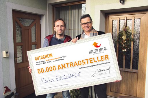 BILD zu OTS – Im Bild v.l.n.r.: Markus Engelbrecht (50.000.
Antragsteller) und Martin Reichard (Geschäftsführer Heizen mit Öl
GmbH); Foto: © Heizen mit Öl GmbH