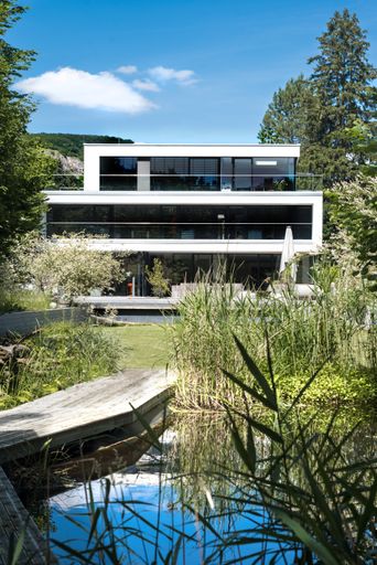  Moderne Architektur eingebettet in einen
Naturgarten