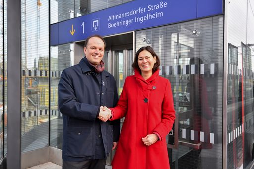 Philipp von Lattorff, General­direktor Boehringer
Ingelheim RCV und Silvia Angelo, Vorstandsvorständin der ÖBB
Infrastruktur AG eröffnen neuen Schnellbahnabgang am Bahnhof
Hetzendorf