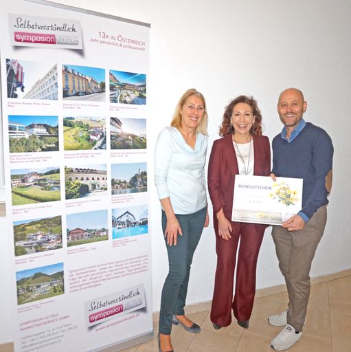 Vorschau Bild von Gewinnübergabe an die Gewinnerin der Umfrage:
Andrea Kernreiter, CEO Symposion Hotels; Claudia Böhm,
Reisegutscheingewinnerin; Andreas Kernreiter, CEO Symposion Hotels
(v.l.n.r)