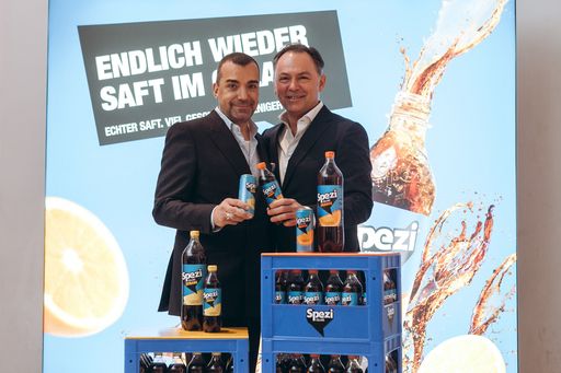 Vorschau Bild von Thomas Klein und Gerhard Schilling bei der
Präsentation von Spezi Cola-Mix.