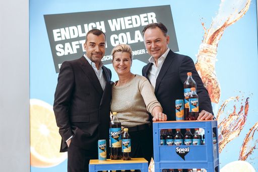 Vorschau Bild von Thomas Klein, Michaela Klein und Gerhard Schilling
bei der Präsentation von Spezi Cola-Mix am 13. Februar in der Wiener
Labstelle.