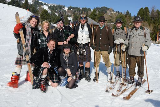Am 7. April ist es wieder soweit: beim 4. Turracher
Kiltskitag – powered by Rettl 1868 – gehts in Kilt oder Tracht von
Hütte zu Hütte, wo herausfordernde Stationen zu bewältigen sind.
Infos und Anmeldung unter: www.kiltskitag.at