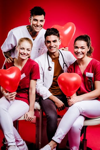 Vorschau Bild von Stationsarzt Dr. Ben Kling (Manuel Hasni, Mitte)
und sein Bruder Pfleger Felix (Jan Sokolowsky, oben links) mit den
Schwesternschülerinnen Miri (Josephine Welsch, unten links) und Anna
(Annemarie Schuster, unten rechts) / "Schwestern - Volle Dosis
Liebe": 15 Episoden ab 5. März 2018, montags bis freitags um 17:00
Uhr bei RTL II / © RTL II / Magdalena Possert - Recht zum
Abdruck/Darstellung zeitlich/sachlich beschränkt auf die Bewerbung
der Sendung / Weiterer Text über ots und www.presseportal.de/nr/6605
/