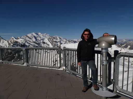  Traumpanorama auf dem knapp 3.000 m hohen
Schilthorn in den Berner Alpen, u.a. mit der berühmten „Swiss
Skyline“ mit Eiger, Mönch und Jungfrau. Traumhafte Ausblicke
garantiert auch hier VIScope, das von den Co-Geschäftsführern der
„Idee GmbH“ Marius Massimo (Foto) und Norbert Span entwickelte
Erlebnisfernrohr.