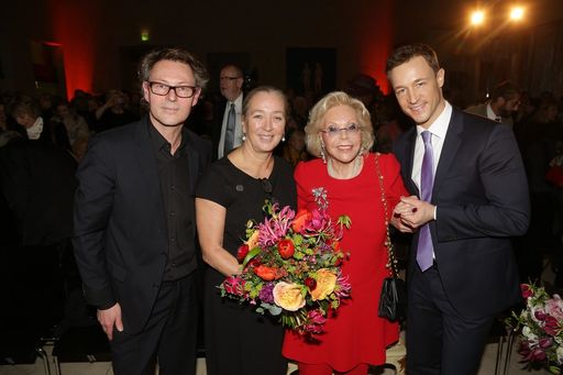  https://www.apa-fotoservice.at/galerie/11647 Wien
im Bild von links nach rechts: Hans-Peter Wipplinger, Direktor
Leopold Museum, Agnes Husslein-Arco, Kuratorin der Ausstellung,
Heidi Goëss-Horten, Sammlerin, Gernot Blümel, Bundesminister für EU,
Kunst, Kultur und Medien