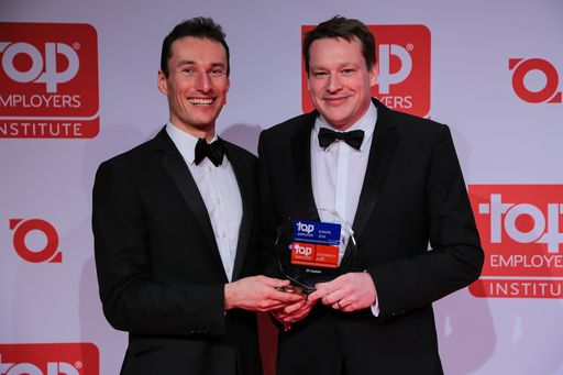 Vorschau Bild von Adrian Seligmann, Chief Commercial Officer, Top
Employers Institute (li.) überreicht die Auszeichnung an Christian
Tobias, Director HR, JTI Austria (re.)