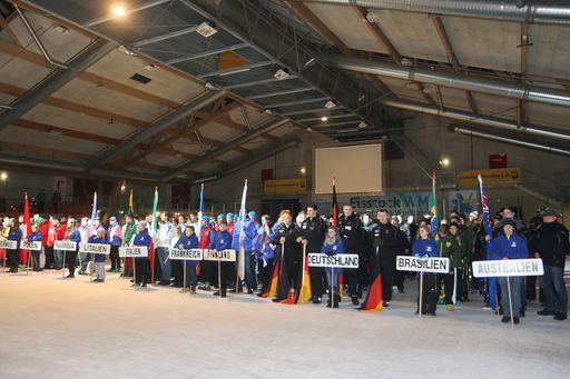  TeilnehmerInnen aus14 Nationen waren von der
Eröffnung beigeistert