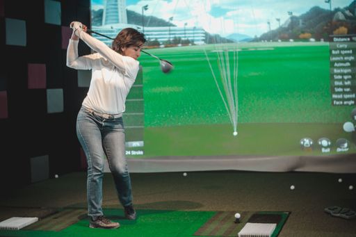 Vorschau Bild von Inhaberin Ana Schneider beim Golfen im neuen Indoor
Golf Studio in St. Lambrecht