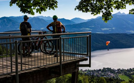 „Radler-Rast“ am Sternenbalkon über dem Millstätter
See.