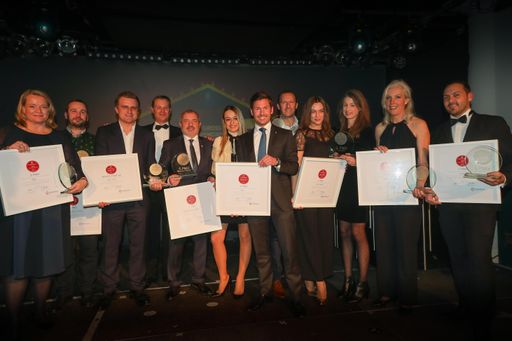  https://www.apa-fotoservice.at/galerie/11486 Die
FindMyHome.at Qualitätsmakler-Gala ging am 22.02.2018 in die sechste
Runde und prämierte in Gesellschaft von namhaften Gästen aus
Wirtschaft, Immobilien- und Medienbranche Österreichs
herausragendste Immobilienanbieter. Qualität gilt dabei als
wichtigster Faktor bei der Immobiliensuche: Um diese transparent zu
machen, hat FindMyHome.at ein Bewertungssystem eingeführt, das die
Bedürfnisse der Suchenden in den Mittelpunkt stellt und so auf Basis
von Kundenfeedback die besten Immobilienmakler und Bauträger zum
Qualitätsmakler auszeichnet. RE/MAX Best in Mistelbach, Glorit
Bausysteme und LAGE EINS konnten die Immobiliensuchenden von sich
überzeugen und gingen als bestplatzierte Anbieter 2017 hervor.