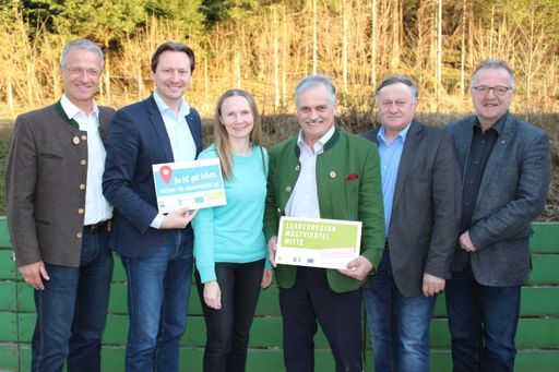 Wohnstandortvermarktung Pielachtal: Im Pielachtal
beteiligen sich der Bürgermeister von Weinburg, Peter Kalteis, Bgm.
Rainer Handlfinger aus Ober-Grafendorf, LEADER-Obmann Bgm. Anton
Gonaus aus Kirchberg an der Pielach, Bgm. Anton Grubner aus Loich
und Bgm. Franz Größbacher aus Frankenfels am Projekt „Gemeinsame
Wohnstandortvermarktung Mostviertel-Mitte“. Die LEADER-Region
Mostviertel-Mitte, vertreten durch Geschäftsführerin Petra
Scholze-Simmel, ist Projektträger. (v.l.n.r.)