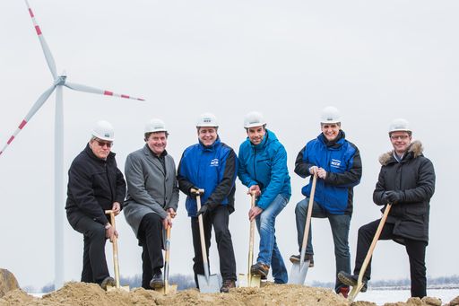 v.l.n.r: Herbert Bauch (Bgm. Dürnkrut), Martin
Steininger (Vorstand Windkraft Simonsfeld), Dr. Frank Dumeier
(Vorstand W.E.B Windenergie AG), Markus Winter (Technikchef
Windkraft Simonsfeld), Dr. Michael Trcka ((Vorstand W.E.B
Windenergie AG) und Gerald Haasmüller (Bgm. Velm-Götzendorf)