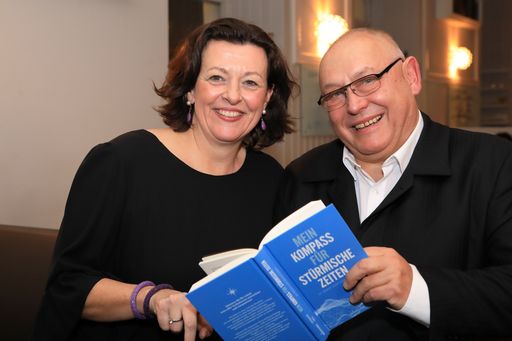  http://www.apa-fotoservice.at/galerie/12454 Im
Bild: Birgit Schott (Verlagsleiterin Verlag Carl Ueberreuter) und
Dr. Othmar Hill (CEO von Hill International)