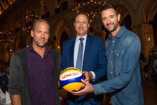 Vorschau Bild von Sportstadtrat Mailath-Pokorny mit den
Beachvolleyball-Vizeweltmeistern Clemens Doppler und Alex Horst