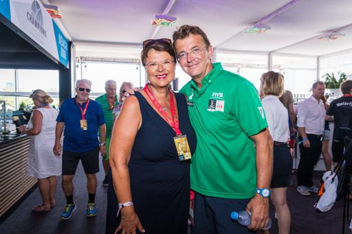 Vorschau Bild von Renate Brauner (WienTourismus-Präsidentin) mit
Hannes Jagerhofer (CEO Beach Majors GmbH) im Beach Majors Club der
FIVB Beach Volleyball Weltmeisterschaften in Wien 2017 presented by
A1