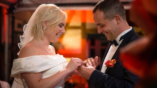 Vorschau Bild von Andrea und Martin übergeben sich die Ringe, "Traut
euch! In 12 Stunden zum Altar", vier Episoden, ab 27. Februar 2018,
dienstags um 20:15 Uhr bei RTL II; © RTL II - Recht zum
Abdruck/Darstellung zeitlich/sachlich beschränkt auf die Bewerbung
der Sendung