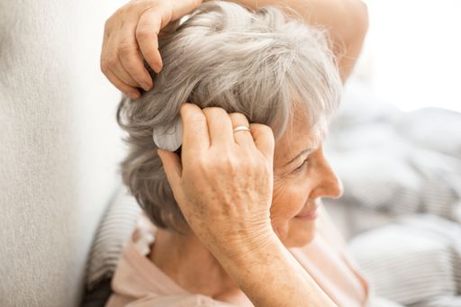 Vorschau Bild von Wenn Hörgeräte nicht mehr helfen: Der
Audioprozessor eines Cochlea-Implantat-Systems wird diskret am
Hinterkopf angebracht und ermöglicht gutes Hören.
