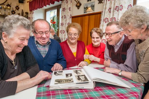 Gesellige Aktivität am Nachmittag eines MahlZeit!-Termins:
Gemeinsam alte Fotos anschauen