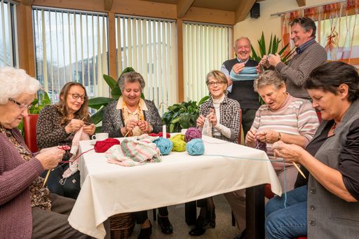 Vorschau Bild von Gesellige Aktivität am Nachmittag eines MahlZeit!-Termins:
Gemeinsam stricken. Die Männer helfen mit.