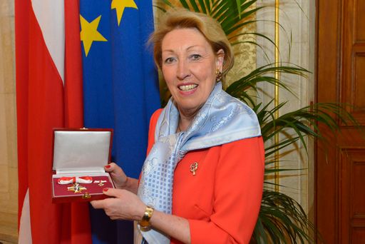  Überreichung des Goldenen Verdienstzeichens des
Landes Wien an Helga Thurnher (im Bild)
