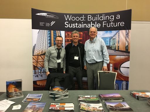  Architekt Herwig Ronacher (Mitte) am 21. Februar 2018 bei der
"Ottawa Wood Conference" mit deren Organisatoren vom Canadian Wood
Council. Im Bild (von links nach rechts): TIM BUHLER, Events
Coordinator des Canadian Wood Council, HERWIG RONACHER und PETER
MOONEN, National Sustainability Manager des Canadian Wood Council.
Fotonachweis: Foto: Architekten Ronacher