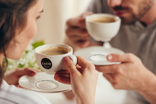 Vorschau Bild von An allen 18 Restaurantstandorten an und abseits der
Autobahn wird der Kaffee aktuell unter dem Motto "Rösterreich jubelt
- Preise gesenkt, Qualität erhöht!" angeboten.