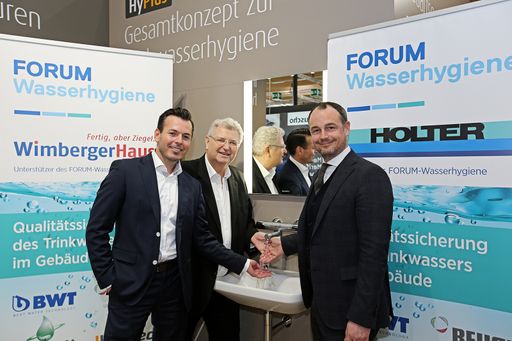 Christian Wimberger (Geschäftsführer
WimbergerHaus), Herbert Wimberger (Präsident FORUM Wasserhygiene)
und Michael Holter (Geschäftsführer Fritz Holter GmbH) setzen sich
gemeinsam für die Trinkwasserhygiene ein.