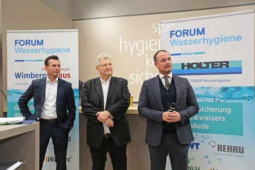 Vorschau Bild von Christian Wimberger (Geschäftsführer WimbergerHaus), Herbert
Wimberger (Präsident FORUM Wasserhygiene) und Michael Holter
(Geschäftsführer Fritz Holter GmbH) setzen sich gemeinsam für die
Trinkwasserhygiene ein.