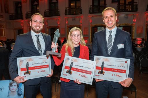 Vorschau Bild von Hammurabi Preisträger v.li.n.re.: Maximilian
Feldmann B.A., Mag. Dr. Stefanie Gusenleitner, Dr. Felix Kernbichler