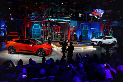 Vorschau Bild von Jaguar electrifies - I-PACE in der neu gebauten
Produktionshalle bei Magna Steyr in Graz vor den ersten Kunden