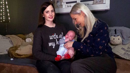 "Wir bekommen dein Baby - Promimütter helfen":
Sechs Episoden ab 21. März 2018, mittwochs um 20:15 Uhr bei RTL II.
Svenja mit ihrem Baby und Promimama Janine Kunze, © RTL II - Recht
zum Abdruck/Darstellung zeitlich/sachlich beschränkt auf die
Bewerbung der Sendung. Weiterer Text über ots und
www.presseportal.de/nr/6605