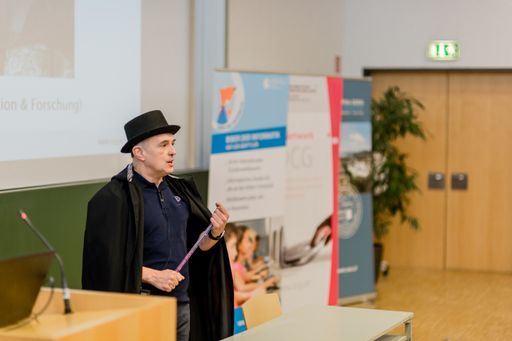 Vorschau Bild von Informatik-Zauberer Johann Stockinger, Leiter Forschung und
Innovation der OCG, entführte in die Welt der "Magie der
Informatik".