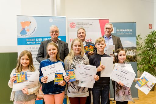 Vorschau Bild von Gerald Futschek, Klaus-Peter Haberl und Andreas Bollin (v.l.)
überreichten Urkunden, Biber-Spielkarten und Buch-Gutscheine. Im
Bild die Preisträger der vierten Klasse Volksschule