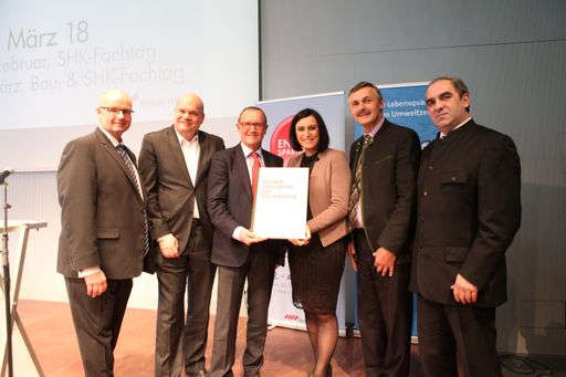 Am 02.03.2018 überreichte Rudolf Freidhager als
Präsident des Österreichischen Biomasse-Verbands Frau
Bundesministerin Elisabeth Köstinger auf der Energiesparmesse in
Wels die Welser Erklärung zu Holzenergie. 13 Organisationen,
darunter auch die IG Holzkraft, fassen in dieser Erklärung die sechs
wichtigsten Argumente für die energetische Verwendung von Holz
zusammen.