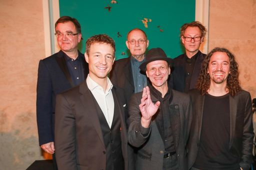  https://www.apa-fotoservice.at/galerie/11651 Im
Bild von links nach rechts: Kurator Diethard Leopold, Bundesminister
Gernot Blümel, Künstler Günter Brus, Künstler Thomas Palme, Direktor
Hans-Peter Wipplinger, Kurator Roman Grabner