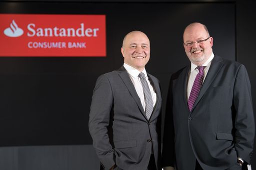 http://www.apa-fotoservice.at/galerie/12470 Im
Bild: Robert Hofer, Unternehmenssprecher, Santander Consumer Bank
und Olaf Peter Poenisch, Vorsitzender der Geschäftsführung,
Santander Consumer Bank.
