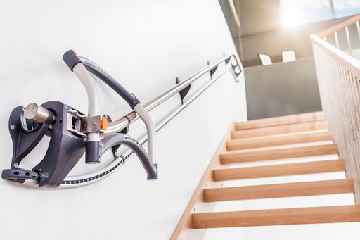Vorschau Bild von Der innovative Treppenassistent ASSISTEP sorgt für
ein aktives und selbstständiges Treppensteigen. Die Treppengehhilfe
ASSISTEP ist ein revolutionäres Hilfsmittel, das den Anwender beim
Treppensteigen unterstützt und mobilisiert. So bleibt man auch im
Alter fit und aktiv und erhält sich seine Unabhängigkeit. Der
ASSISTEP wurde mit einem Designpreis ausgezeichnet und ist
selbstverständlich TÜV- und CE-geprüft.