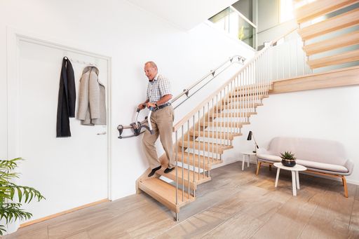Vorschau Bild von Der innovative Treppenassistent ASSISTEP sorgt für
ein aktives und selbstständiges Treppensteigen. Die Treppengehhilfe
ASSISTEP ist ein revolutionäres Hilfsmittel, das den Anwender beim
Treppensteigen unterstützt und mobilisiert. So bleibt man auch im
Alter fit und aktiv und erhält sich seine Unabhängigkeit. Der
ASSISTEP wurde mit einem Designpreis ausgezeichnet und ist
selbstverständlich TÜV- und CE-geprüft.