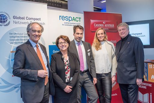 v.l.n.r. Dr. Maximilian Burger-Scheidlin
(Geschäftsführer von International Chamber of Commerce Austria), Dr.
Martina Koger (Leiterin der Abteilung Prävention, Edukation und
internationale Zusammenarbeit im Bundesamt zur Korruptionsprävention
und -bekämpfung), Dr. Gunter Schall (Leiter Wirtschaft & Entwicklung
Austrian Development Agency), Mag. Daniela Knieling
(Geschäftsführerin respACT), Prof. KR Mag. Dietmar Hoscher
(Vorstandsdirektor Casinos Austria AG)