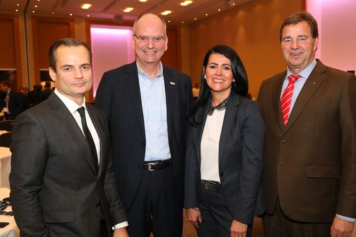  https://www.apa-fotoservice.at/galerie/11706 vlnr:
Mirko Waniczek (Geschäftsführer, Contrast EY), Stefan Zündorf
(Senior Vice President, Robert Bosch), Rita Niedermayr (GF,
Österreichisches Controller-Institut), Wilfried Sihn
(Institutsvorstand, TU Wien & Geschäftsführer, Fraunhofer Austria)