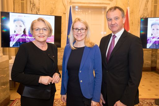 (c) www.annarauchenberger.com / Anna Rauchenberger
- Wien, Austria - 06.03.2018 - WKO - Zukunft.Frauen
Abschlussveranstaltung im Bundesministerium fuer Digitalisierung und
Wirtschaftsstandort BMDW. FOTO v.l.: Mag. Anna Maria Hochhauser,
Generalsekretaerin der WKO, BM Dr. Margarete Schramboeck, BMDW, Ing.
Mag. Peter Koren, IV