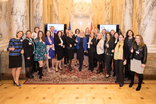 Vorschau Bild von (c) www.annarauchenberger.com / Anna Rauchenberger
- Wien, Austria - 06.03.2018 - WKO - Zukunft.Frauen
Abschlussveranstaltung im Bundesministerium fuer Digitalisierung und
Wirtschaftsstandort BMDW. FOTO: Gruppe aller Absolventinnen des
Fuehrungskraefteprogramms Zukunft.Frauen.13